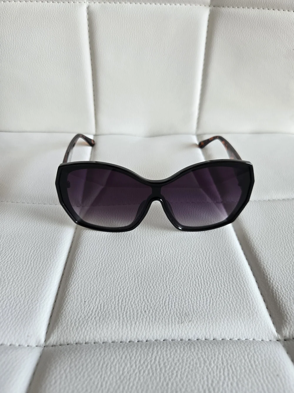 Jessica Simpson Black Frame Sunglasses with Gradient Purple Lenses